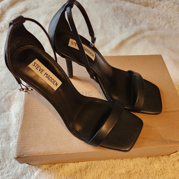 Steve Madden square toed heels - Picture 5 of 11